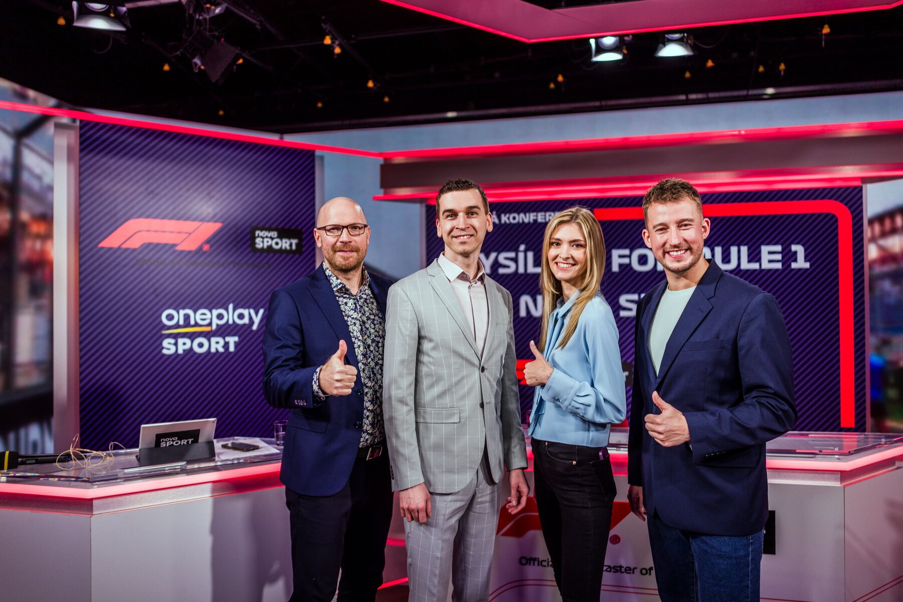 Komentátorský tým Formule 1 ve studiu Nova Sport 5